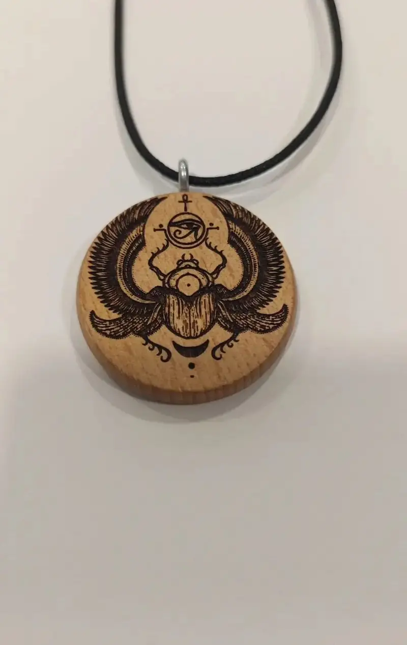 Arte pirograbado Colgante Escarabajo