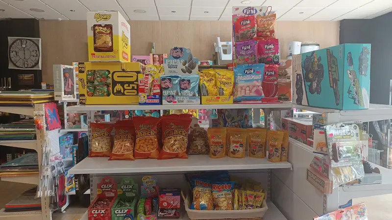 Sección de chucherías y snacks